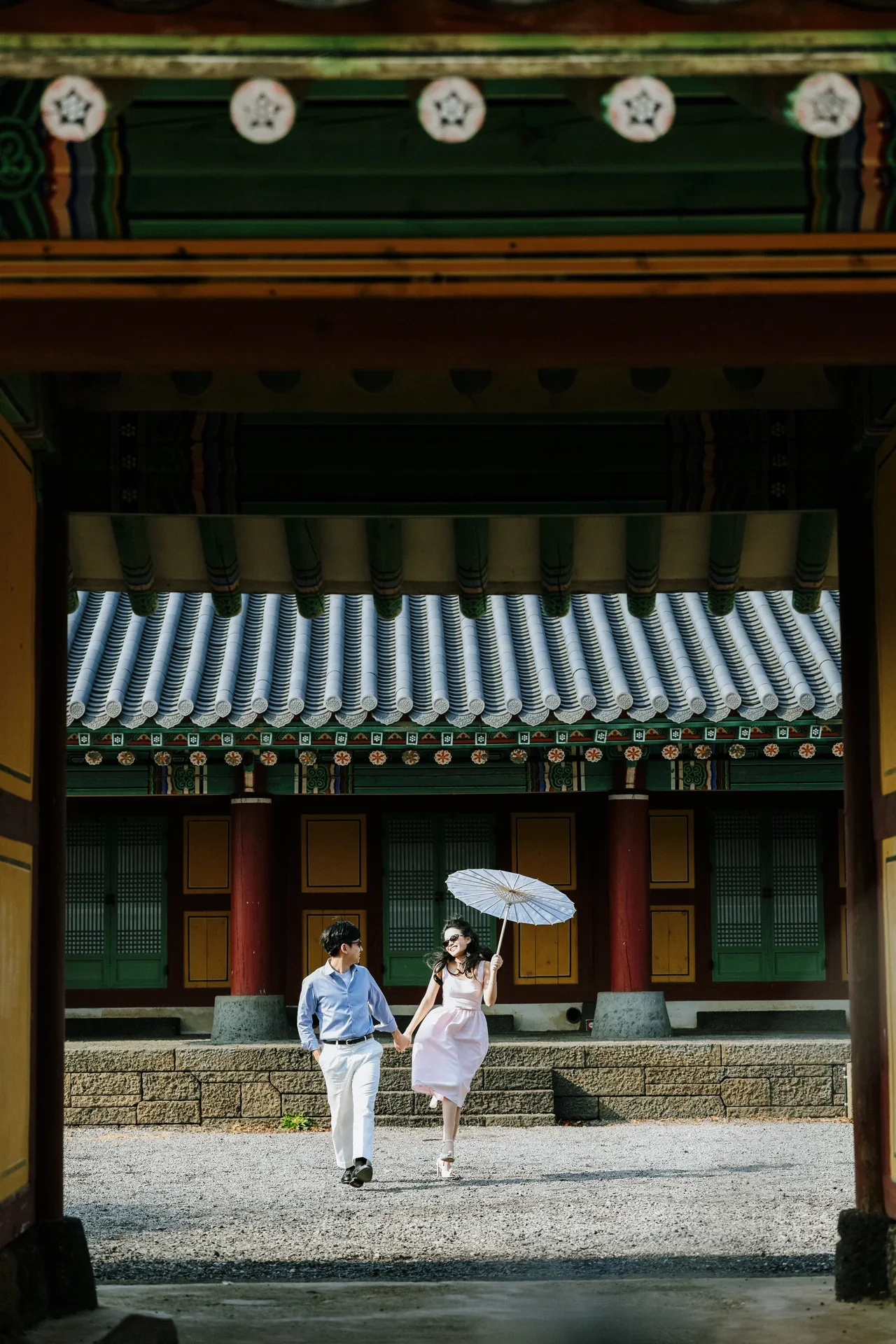 Kiss under the magnolia blossoms