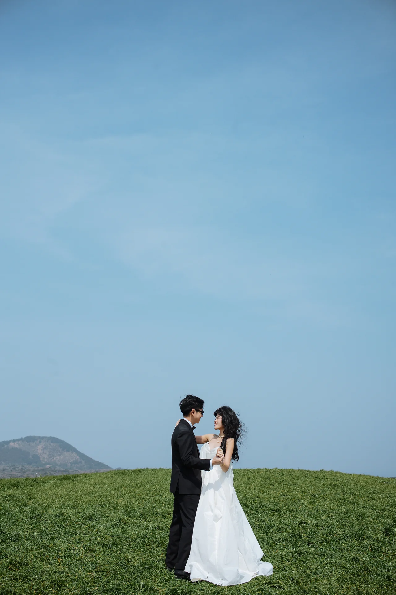 Kiss among the cherry blossoms